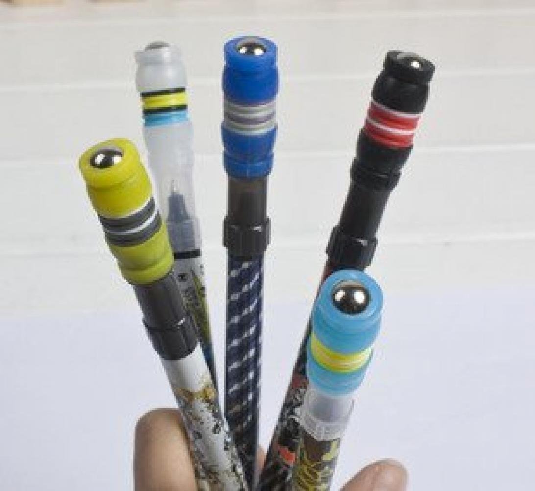 [Indonesia Direct] Cartonn Muster Drehen Pen Spinning Pen V.7.0 (Zufällige Formen)