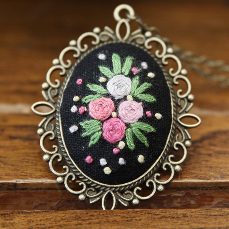 Embroidery  Pendant  Kit Embroidered  Pendant Necklace With Needle Thread For Diy Art Crafts 2#_30*40mm