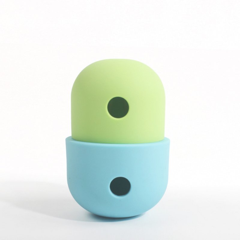 Pet Dog Slow Feeder Food Grade Silicone Shaking Leakage Food Dispenser Container